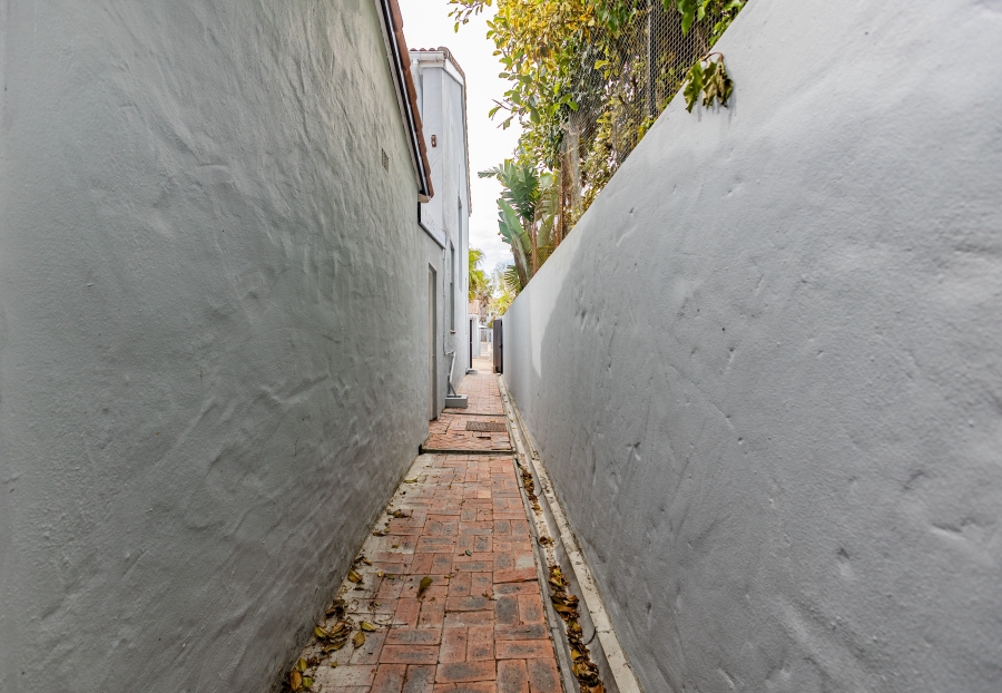 4 Bedroom Property for Sale in Bloubergrant Western Cape